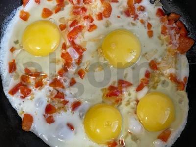 Kiaušiniai su paprikomis ir petražolėmis Žingsnis 3