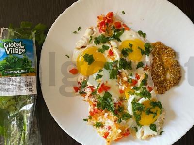 Kiaušiniai su paprikomis ir petražolėmis pagrindine nuotrauka