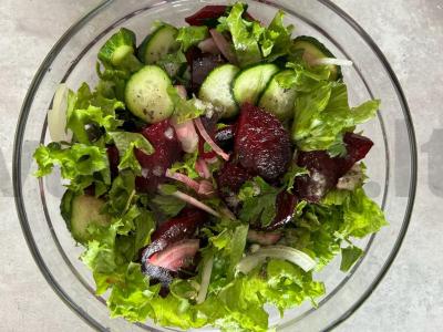 Agurkų ir burokėlių salotas pagrindine nuotrauka