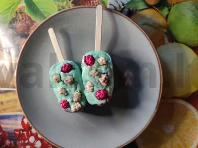 Grietinėlės ledai su žemės riešutais pagrindine nuotrauka