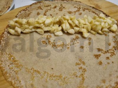 Blynų ritinys su obuoliais ir bananais Žingsnis 8