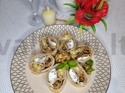 Blynų ritinys su obuoliais ir bananais pagrindine nuotrauka