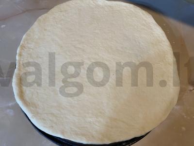 Pica su krevetėmis, vyšniniais pomidorais ir trimis sūrio rūšimis Žingsnis 1