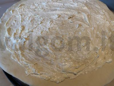 Pica su krevetėmis, vyšniniais pomidorais ir trimis sūrio rūšimis Žingsnis 2