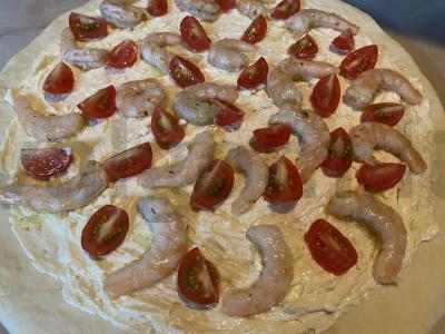 Pica su krevetėmis, vyšniniais pomidorais ir trimis sūrio rūšimis Žingsnis 3