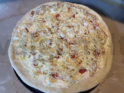 Pica su krevetėmis, vyšniniais pomidorais ir trimis sūrio rūšimis Žingsnis 5