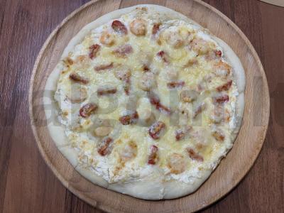 Pica su krevetėmis, vyšniniais pomidorais ir trimis sūrio rūšimis pagrindine nuotrauka