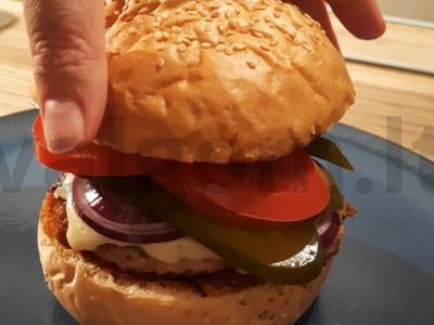 Namų burgeriai su daržovėmis ir prieskoniais pagrindine nuotrauka