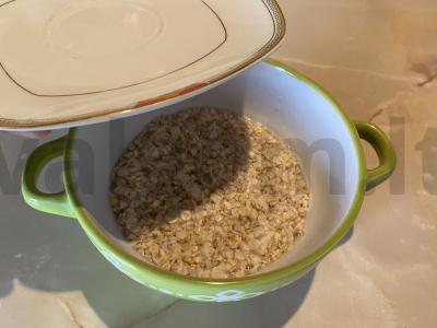 Avižinė košė su šaldytomis uogomis ir bananais Žingsnis 1