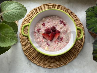 Avižinė košė su šaldytomis uogomis ir bananais pagrindine nuotrauka