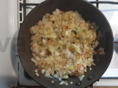 Kepti grietinėje švieži miško grybai Žingsnis 3