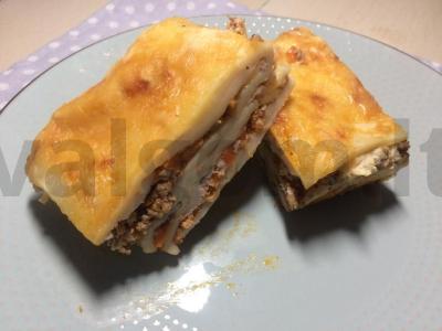 Mėsos lazanja su prieskoniais ir bešamelio padažu pagrindine nuotrauka