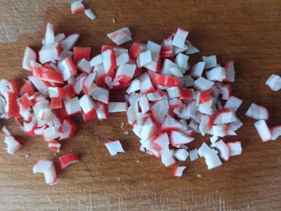 Salotos su krabų lazdelėmis, rukola ir sūriu Žingsnis 1