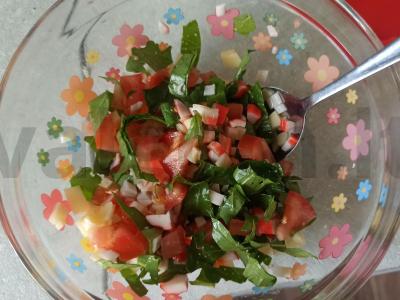 Salotos su krabų lazdelėmis, rukola ir sūriu Žingsnis 5