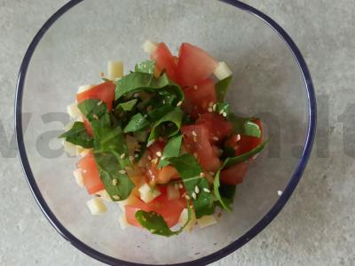 Salotos su krabų lazdelėmis, rukola ir sūriu pagrindine nuotrauka