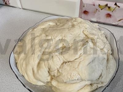 Kefyro mielinė tešla su rauginiu pagrindine nuotrauka