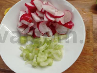 Pavasarinė salota su ridikėliais ir agurkais Žingsnis 1