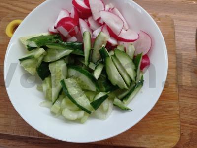 Pavasarinė salota su ridikėliais ir agurkais Žingsnis 2