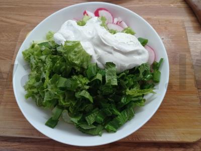 Pavasarinė salota su ridikėliais ir agurkais Žingsnis 3