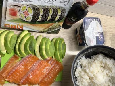 Namų ritinėliai su avokadu ir upėtakiu Žingsnis 1