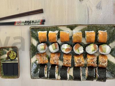 Namų ritinėliai su avokadu ir upėtakiu pagrindine nuotrauka