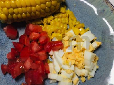 Lengvas salotas su krevetėmis ir kukurūzais Žingsnis 1