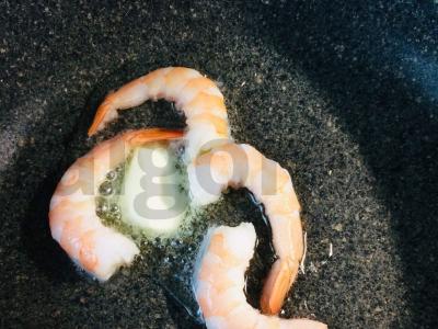 Lengvas salotas su krevetėmis ir kukurūzais Žingsnis 3