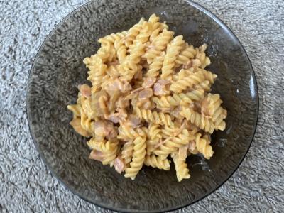 Sultingi makaronai su šonine sūrio padaže pagrindine nuotrauka