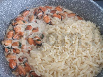 Rizoni su midijomis grietinėlės padaže Žingsnis 5