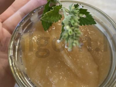 Obuolių tyrė iš trijų ingredientų pagrindine nuotrauka