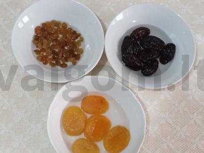 Žydiškas cimesas su morkomis, džiovintomis abrikosais ir slyvomis Žingsnis 1