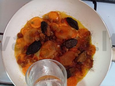 Žydiškas cimesas su morkomis, džiovintomis abrikosais ir slyvomis Žingsnis 3