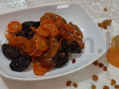 Žydiškas cimesas su morkomis, džiovintomis abrikosais ir slyvomis pagrindine nuotrauka