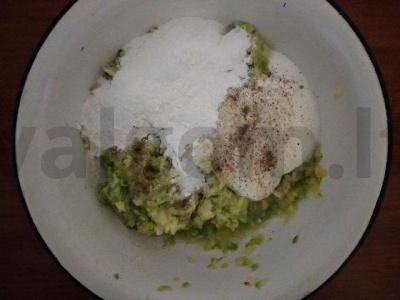 Auksinės vegetariškos cukinijų blynai su kokosų pienu Žingsnis 1