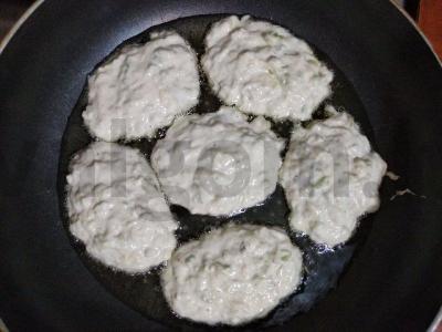 Auksinės vegetariškos cukinijų blynai su kokosų pienu Žingsnis 2