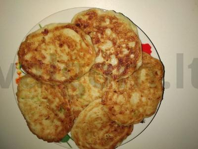 Auksinės vegetariškos cukinijų blynai su kokosų pienu pagrindine nuotrauka