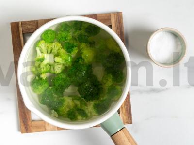 Brokoliai su vištiena Žingsnis 1