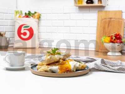 Šviežias kruasanas su džemu ir varške pagrindine nuotrauka