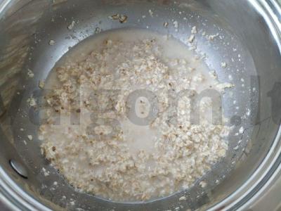 Sotūs avižiniai dribsniai su migdolų pienu, kokosų aliejumi ir džiovintais vaisiais Žingsnis 2