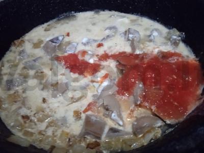 Troškintos kiaulienos inkstai grietinės ir pomidorų padaže Žingsnis 4