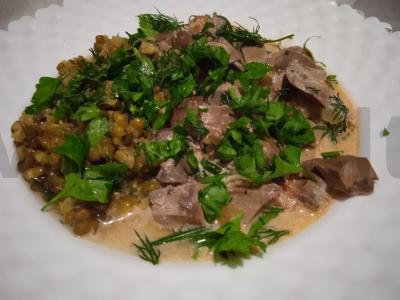 Troškintos kiaulienos inkstai grietinės ir pomidorų padaže pagrindine nuotrauka