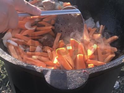 Plovas su jautiena, daržovėmis ir prieskoniais katile Žingsnis 1