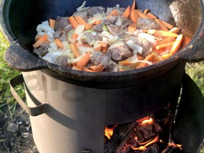 Plovas su jautiena, daržovėmis ir prieskoniais katile pagrindine nuotrauka