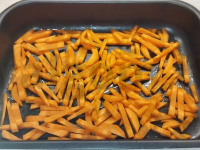 Kaninų mėsa su bulvėmis orkaitėje grietinės padaže Žingsnis 3