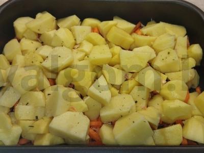 Kaninų mėsa su bulvėmis orkaitėje grietinės padaže Žingsnis 4