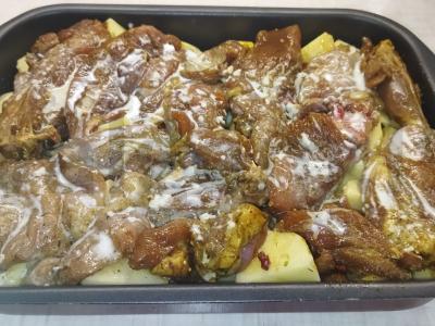 Kaninų mėsa su bulvėmis orkaitėje grietinės padaže Žingsnis 7