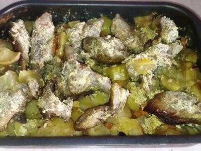 Kaninų mėsa su bulvėmis orkaitėje grietinės padaže pagrindine nuotrauka