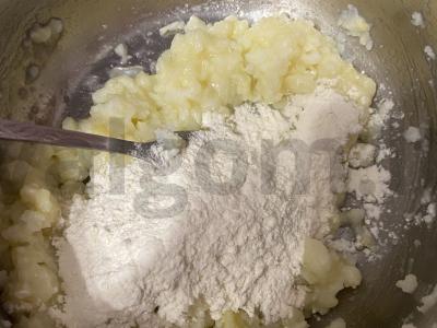 Bulvių kotletai ant kvietinės miltų Žingsnis 2