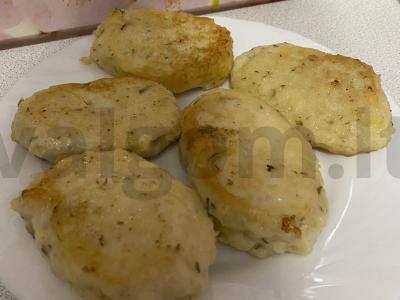 Bulvių kotletai ant kvietinės miltų pagrindine nuotrauka