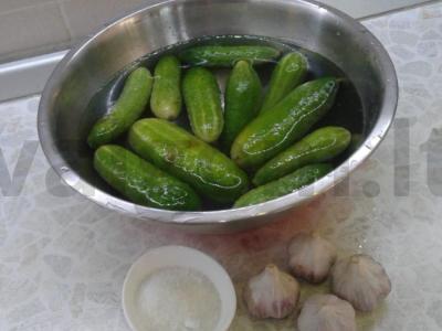 Sūdyti agurkai su česnaku Žingsnis 2